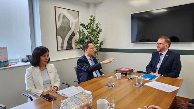 越南驻英国大使阮黄龙会见贝尔法斯特市商会主席西蒙·汉密尔顿。（图片来源：越通社）
