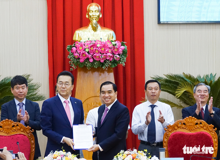 越南坚江省富国市与韩国仁川广域市延寿区在富国岛举行了交流会和签署发展合作协议。
