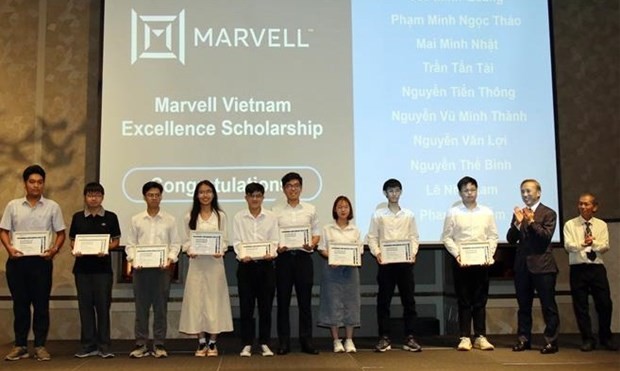 美满集团向越南大学生发放奖学金。