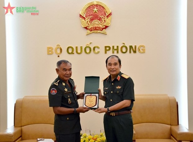 越南人民军副总参谋长冯士晋上将向柬埔寨国防部副国务秘书Meas Sina大将赠送礼物。