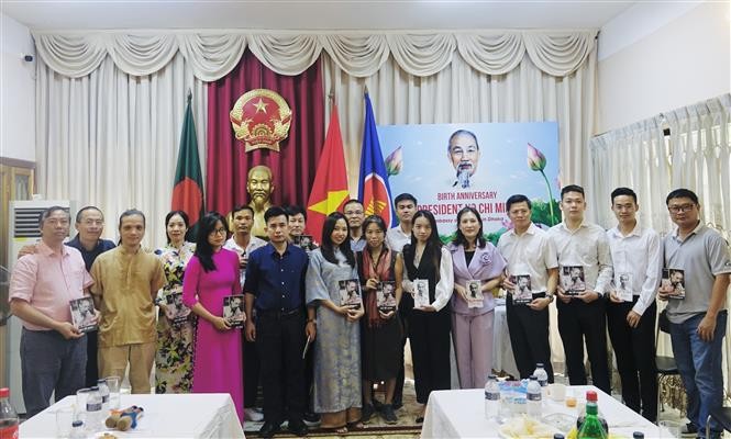 越南驻孟加拉国大使馆向旅孟越侨同胞赠送已被翻译成孟加拉语的关于胡伯伯的两本书。（图片来源：越通社）