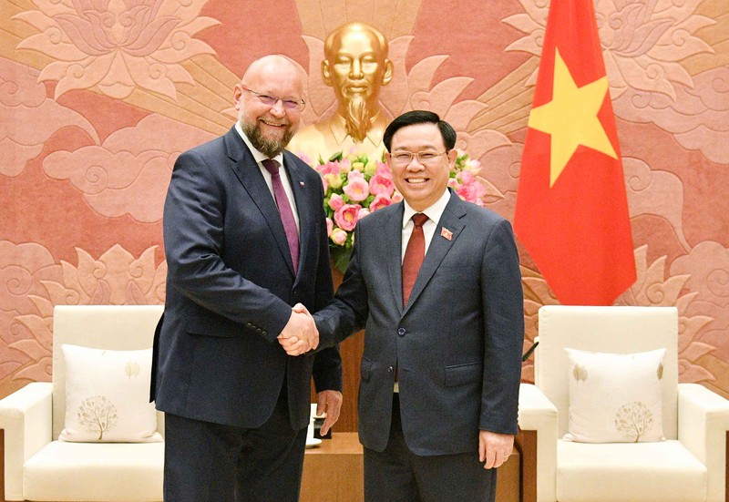 越南国会主席王廷惠会见捷克众议院副议长扬·巴尔托谢克。