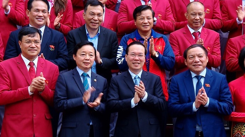 越南国家主席武文赏与第32届东运会越南体育代表团代表合影。