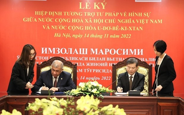 《越南社会主义共和国与乌兹别克斯坦共和国刑事司法互助协定》签署仪式。