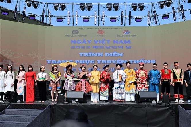 2023年越南日活动上的传统服装秀。