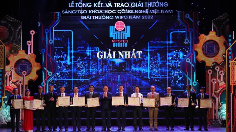 越南总工会向荣获一等奖科研项目的领军人物颁发创意劳动证书。