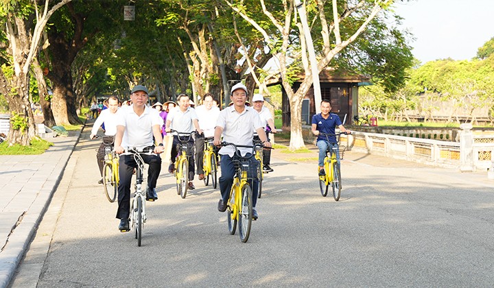 顺化市领导人骑自行车响应活动。