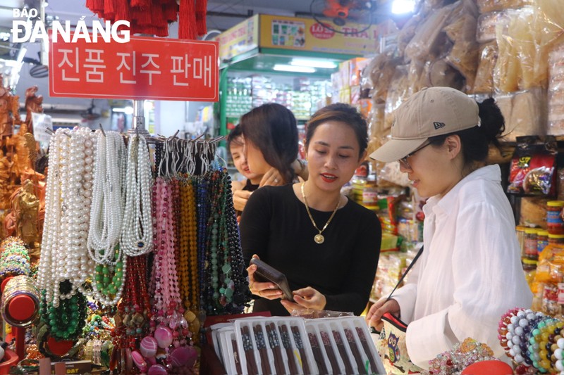 到韩市场参观购物的国际游客。（图片来源：岘港报）