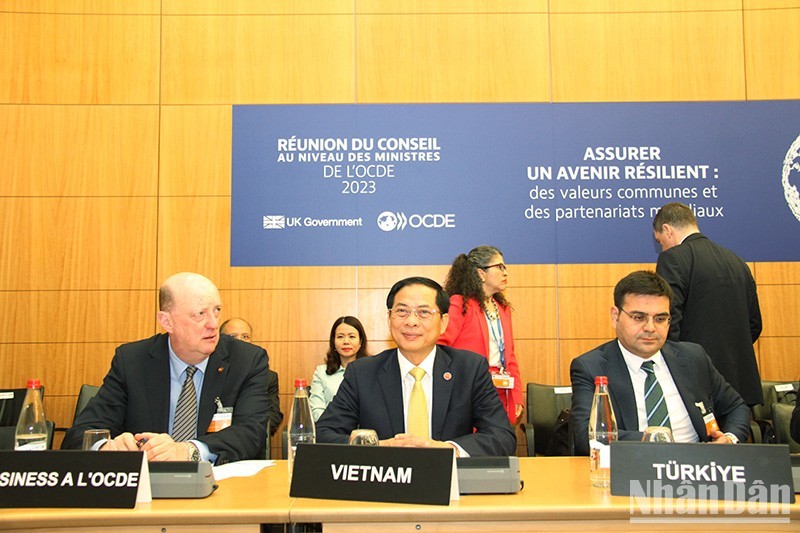越南外交部部长裴青山出席2023年经济合作与发展组织（OECD）理事会部长级会议。