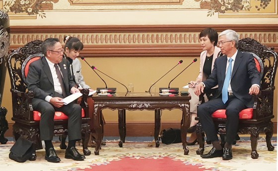 胡志明市人民委员会副主席武文欢会见胡志明市日本企业协会主席水岛恒三。