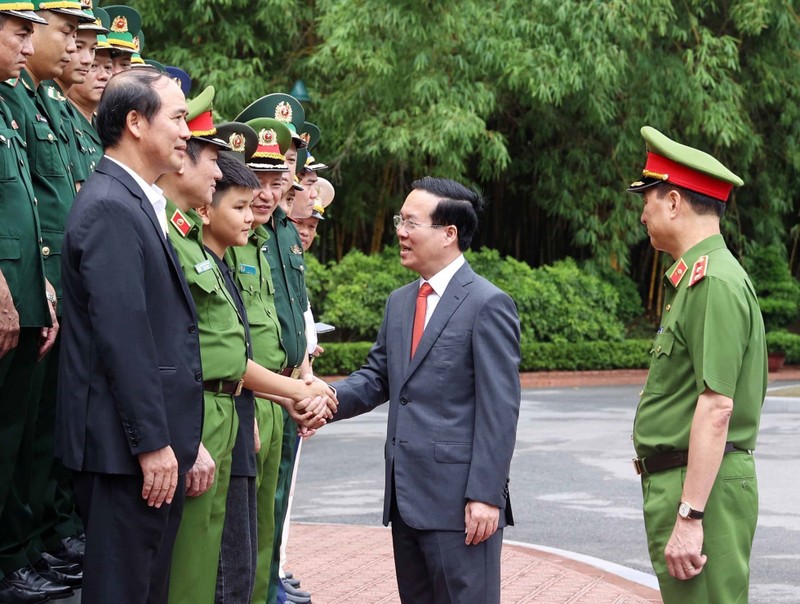 越南国家主席武文赏会见缉毒工作典范及烈士亲属代表。