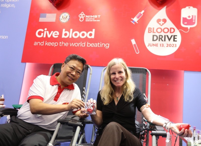 美国驻越南副大使Melissa Bishop参加无偿献血活动。