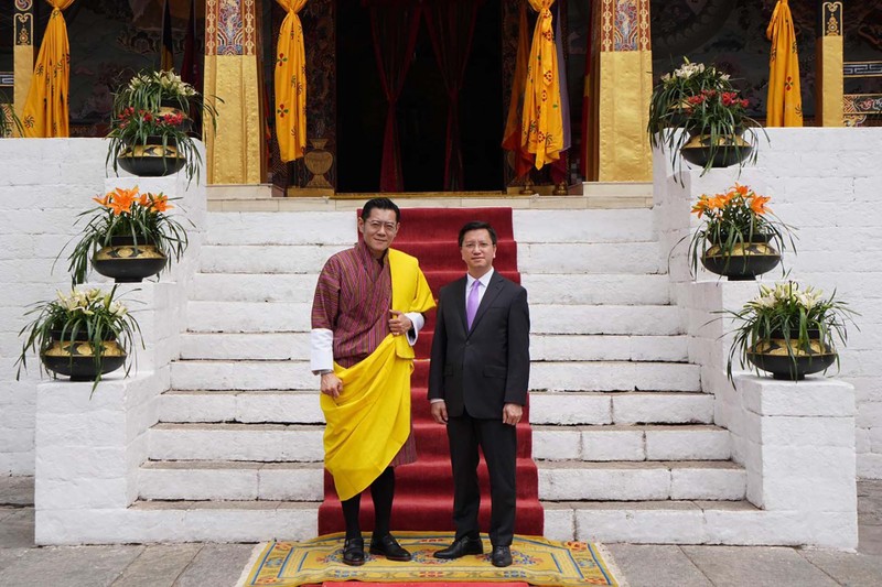 越南驻印度兼驻尼泊尔、不丹大使阮青海和不丹国王吉格梅·凯萨尔·纳姆耶尔·旺楚克。（图片来源：越通社）