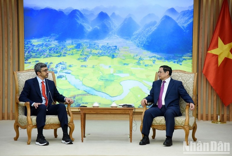 越南政府总理范明正会见阿拉伯联合酋长国外交与国际合作部长。（图片来源：陈海 摄）