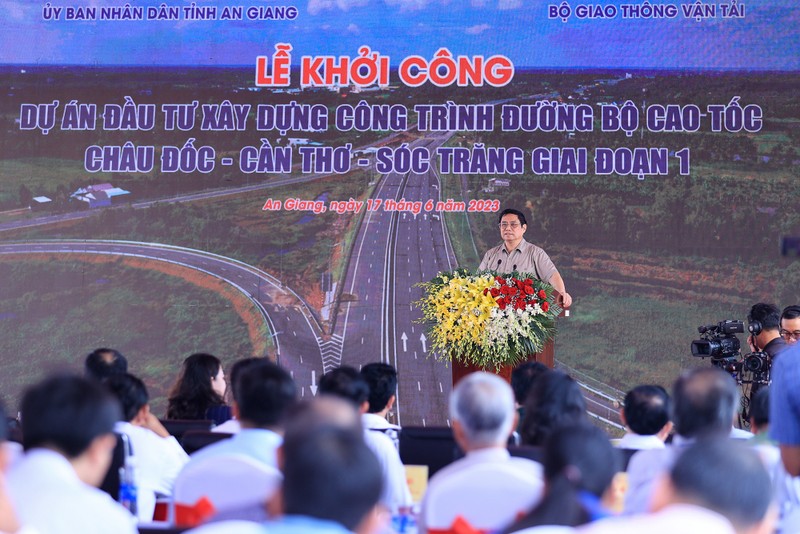 越南政府总理范明正出席洲笃-芹苴-朔庄高速公路建设投资项目一期4个子项目的开工令。（图片来源：VGP）