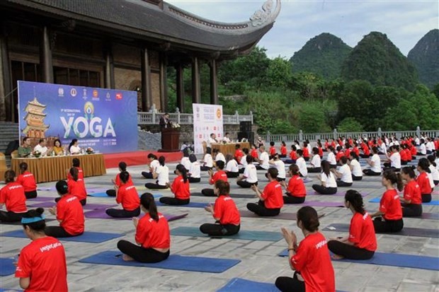超过500人已参加瑜伽集体表演。
