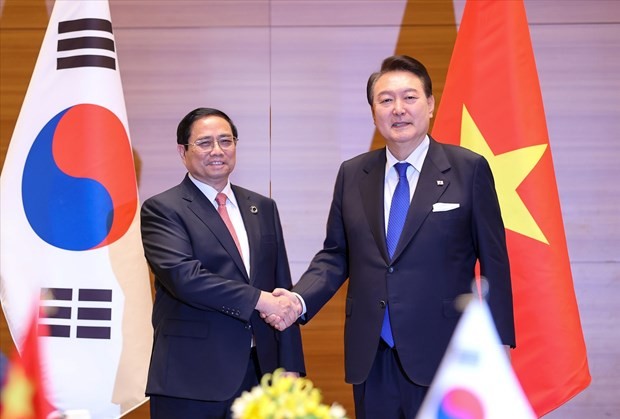 在出席七国集团峰会扩大会议期间，越南政府总理范明正会见了韩国总统尹锡悦。（图片来源：越通社）
