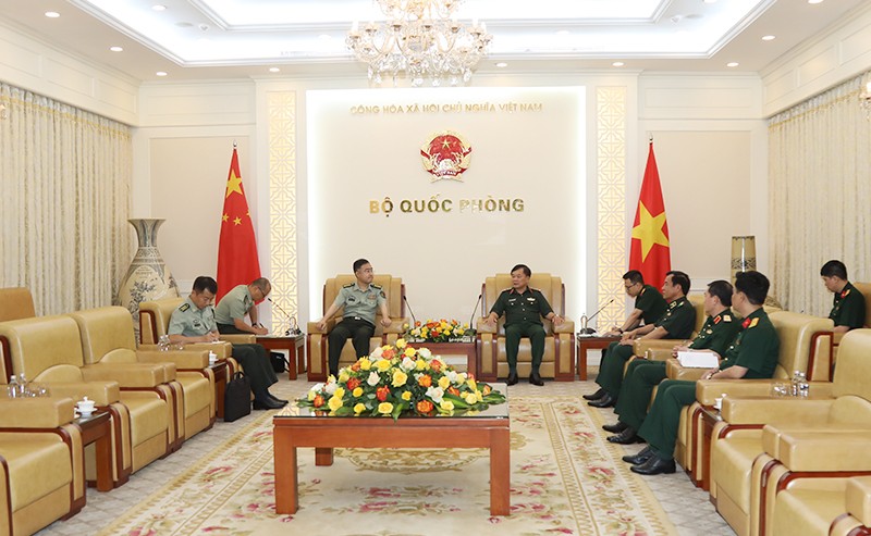 越南国防部副部长黄春战上将会见中国驻越国防武官潘涛大校。