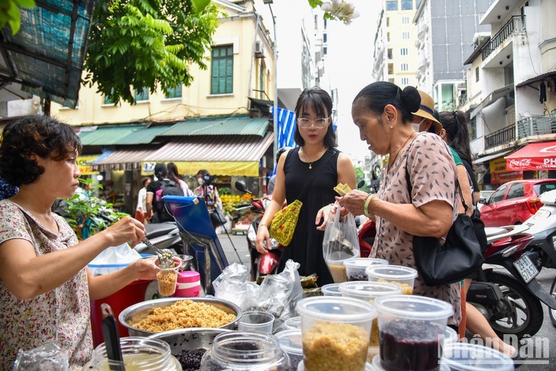 市场上买卖气氛热闹非凡，糯米酒酿仍是今年端午节最吸引买家的商品。