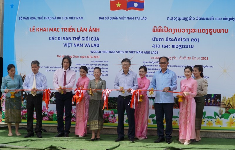 “越南与老挝世界遗产”图片展开幕剪彩仪式。