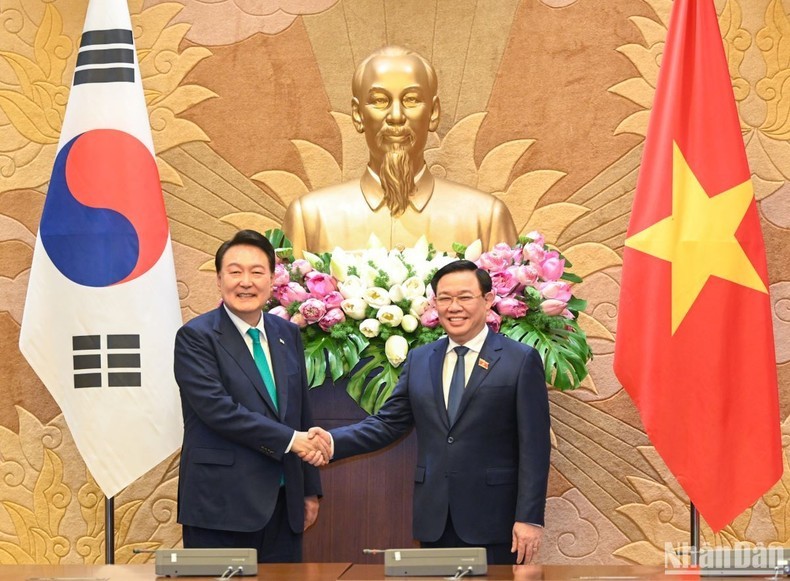 越南国会主席王廷惠会见韩国总统尹锡悦。