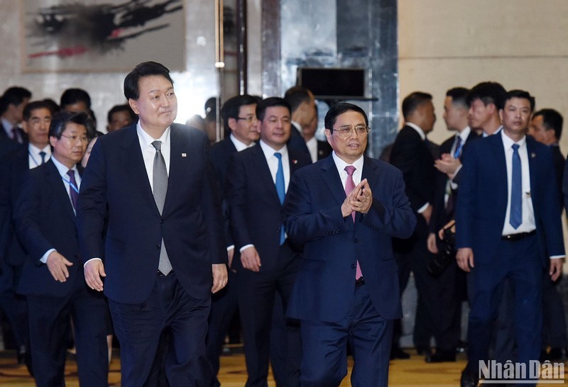 越南政府总理范明正同韩国总统尹锡悦在河内一同出席越南-韩国企业论坛。