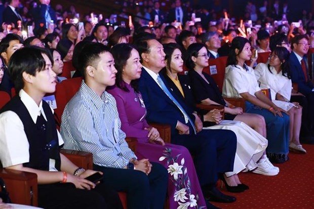 韩国总统尹锡悦和越南国家副主席武氏映春出席韩越文化交流音乐晚会。（图片来源：越通社）