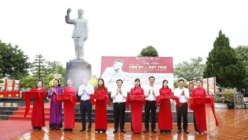 “1945-1969年阶段胡志明主席笔迹和签名集”展览会在广宁省姑苏岛开展。