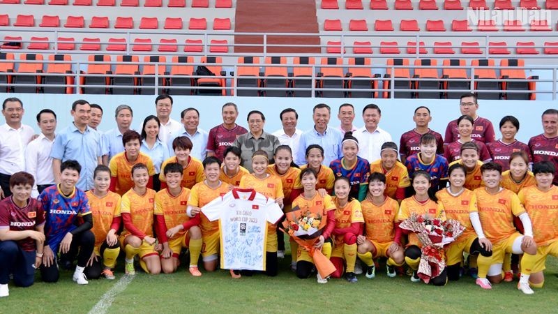 范明正总理与越南女足合影留念。