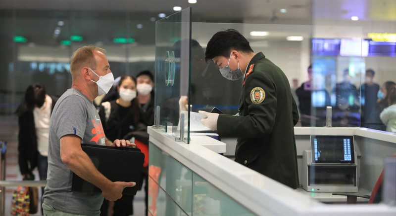 国际游客在内排国际航空港办理入境越南手续。