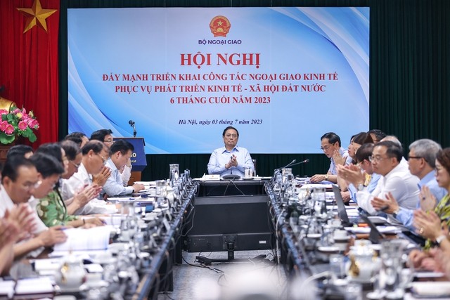 越南政府总理范明正出席促进经济外交工作会议。（图片来源：VGP）