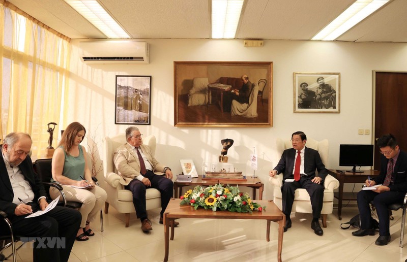 潘廷镯与希腊共产党总书记迪米特里斯·库特索姆帕斯举行会晤。