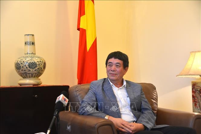 越南驻东盟代表团团长阮海鹏大使接受越通社驻雅加达记者的采访。