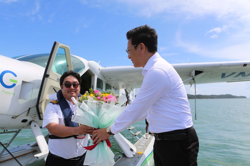 姑苏岛县领导向商业水上飞机机长送花祝贺。