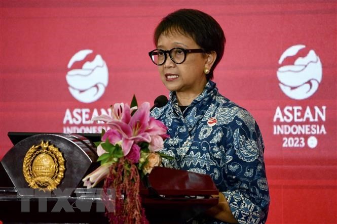 印尼外长蕾特诺·马尔苏迪在一场新闻发布会上发言。