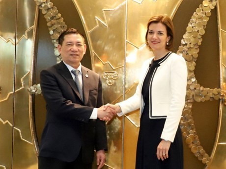 越南财政部长胡德福与卢森堡证券交易所首席执行官朱莉·贝克尔亲切握手。（图片来源：越通社）