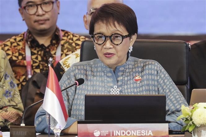 印尼外长蕾特诺‧马尔苏迪女士在对话会上发表讲话。（图片来源：越通社）