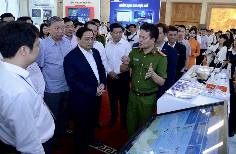 越南政府总理范明正参观数字化转型模式展。