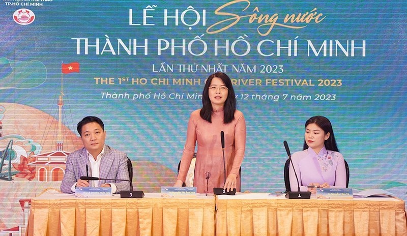 胡志明市旅游局局长阮氏映花发表讲话。