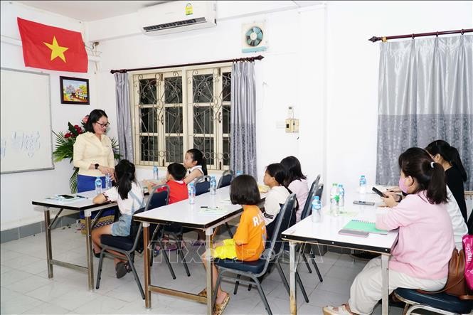 越南语培训班开班仪式结束后的第一节课。（图片来源：越通社）