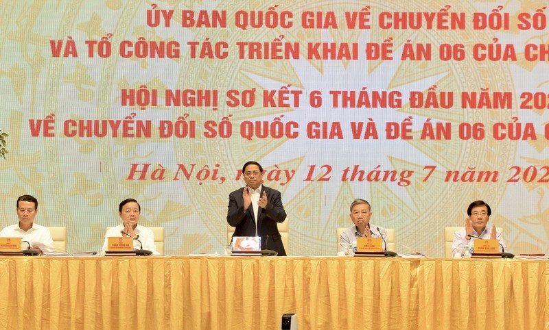 越南政府总理范明正主持召开国家数字化转型全国视频会议。