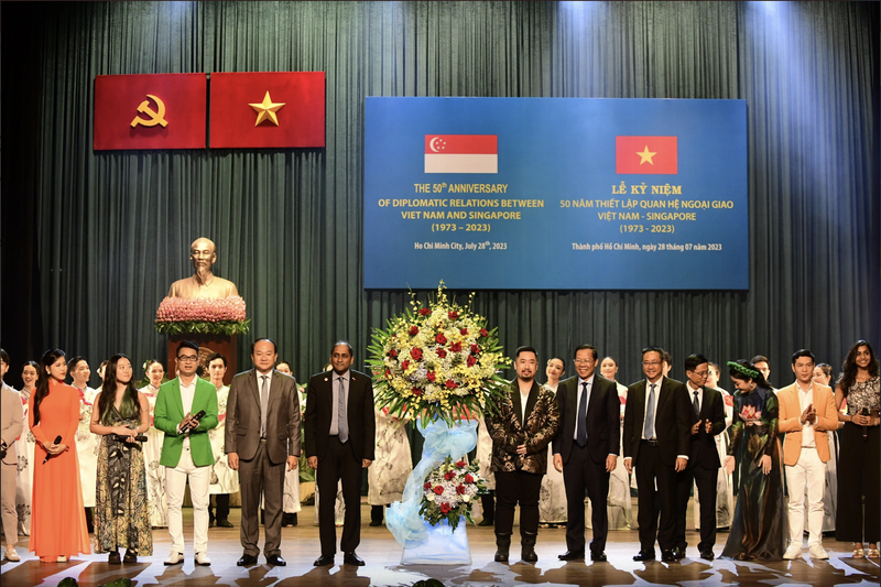 越南与新加坡建交50周年纪念活动在胡志明市举行。
