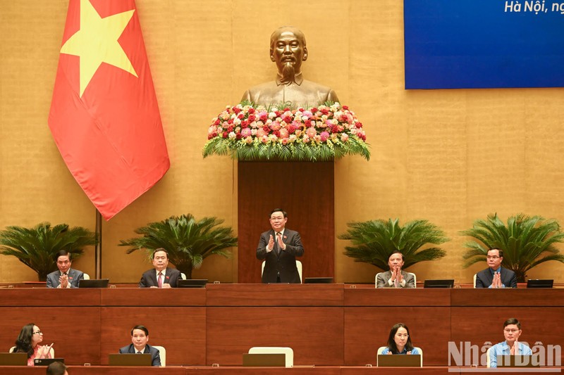 越南国会主席王廷惠主持2023年劳动者论坛。