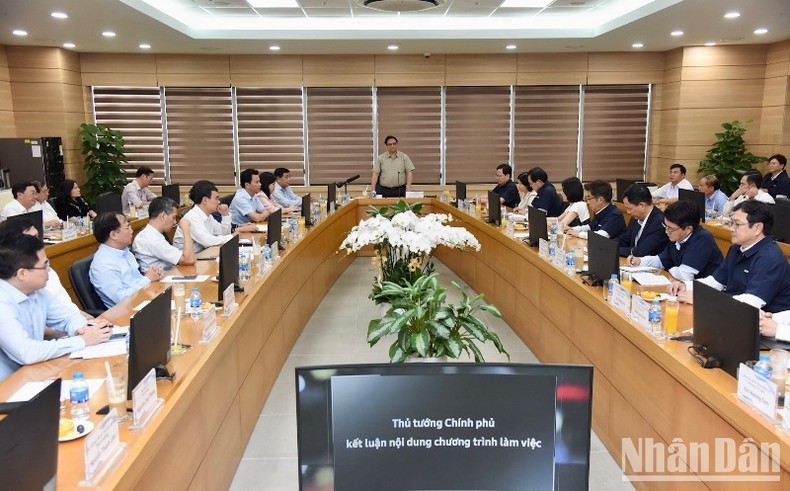 范明正总理与三星电子（越南）有限公司（SEV）的领导举行工作会谈。（陈海 摄）