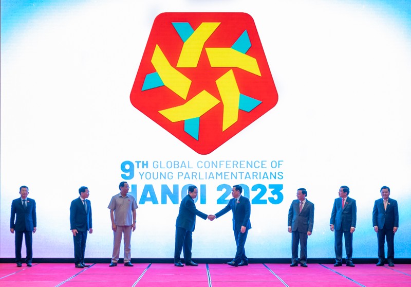 越南国会主席王廷惠出席第九届全球年轻议员大会网站开通和会标发布仪式。
