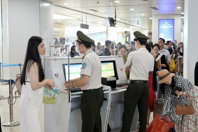 众多旅客使用 VneID 帐户办理登机手续。