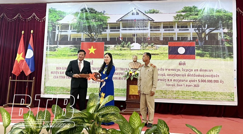 越南太平省援建老挝沙耶武里省的一所高中学校正式移交使用。（图片来源：太平报）