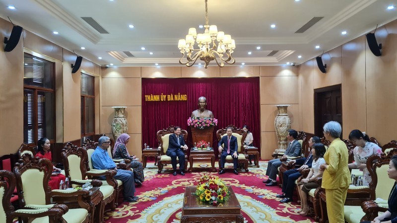 岘港市委书记阮文广会见马来西亚驻越特命全权大使。