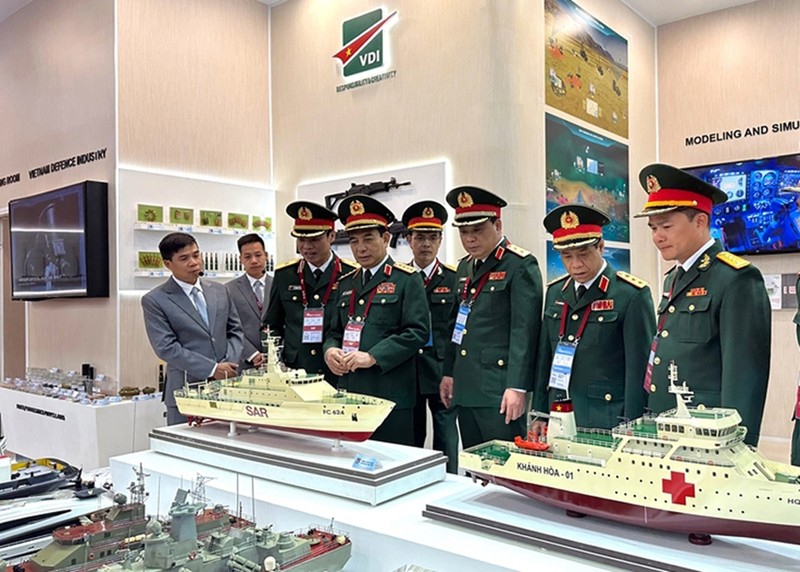 越南国防部部长潘文江出席越南展位。（图片来源：人民军队报）