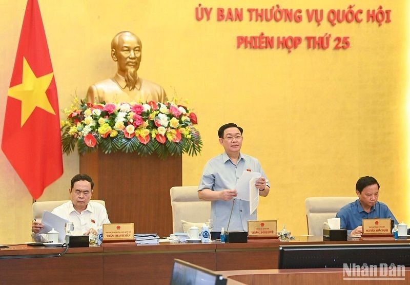 越南国会主席王廷惠主持国会常务委员会第25次会议开幕式。（维灵 摄）
